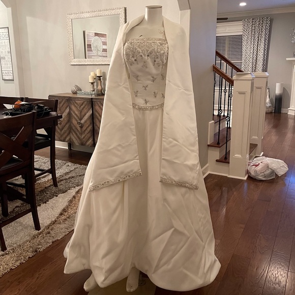 Wedding dress with built in bustle and matching wrap.  Off white, US Size 8 - Picture 1 of 16